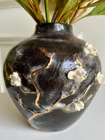 Phalsiii ceramics Chinese Style Black and Gold Vase